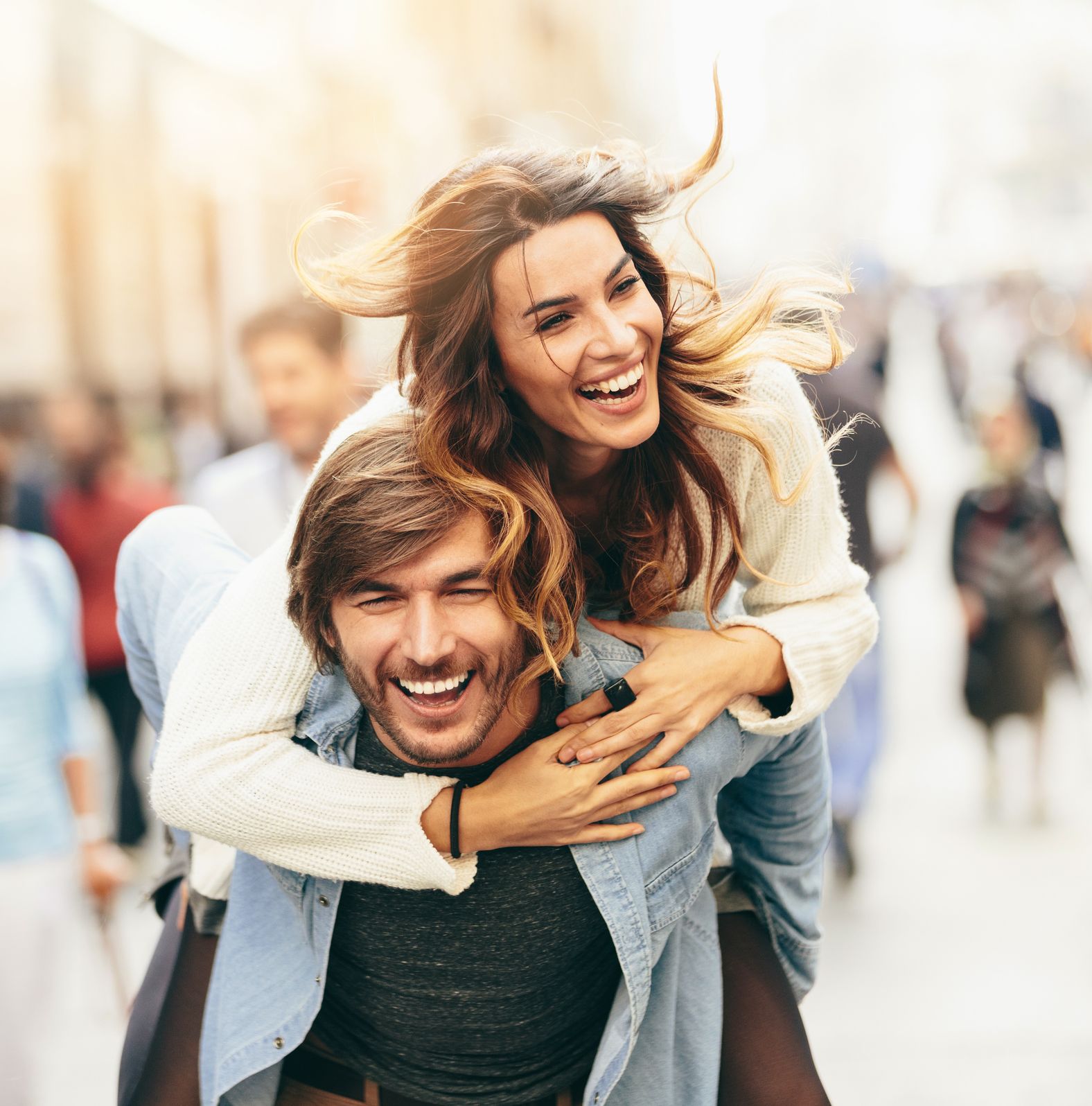 Koppel tijdens een eerste date in de stad na online contact.