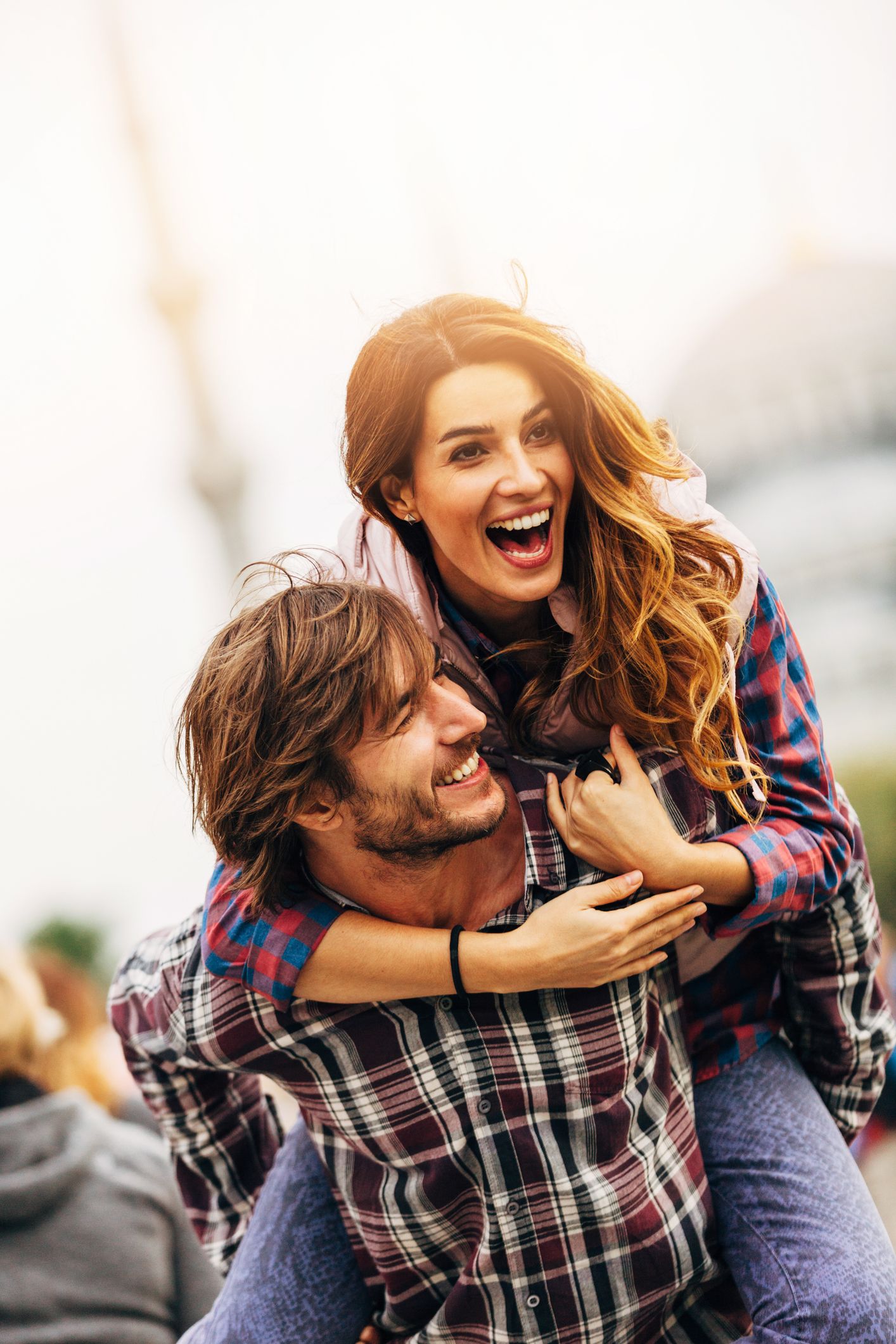 Jonge man en vrouw die samen lachen tijdens een ontspannen ontmoeting.